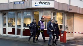 Gendarmes, pompiers et scientifiques se sont succédés mardi 22 janvier pour évaluer la situation à l'usine Lubrizol de Rouen