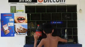 Un jeune homme fait ses courses dans un magasin qui accpete le bitcoin, à El Zonte, au Salvador, le 9 juin 2021