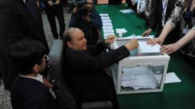 Abdelaziz Bouteflika a voté en fauteuil roulant jeudi 17 avril 2014.
