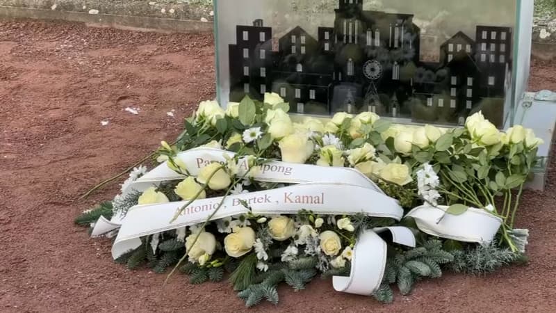 Des fleurs déposées au pied du mémorial lors de la cérémonie d'hommage aux victimes de l'attentat du marché de Noël en 2022.