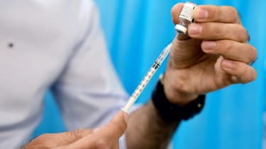 Préparation d'une dose de vaccination dans un centre à Marseille, le 19 avril 2021