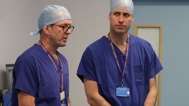 Le prince William discute avec des chirurgiens, le 10 janvier 2018 à Londres