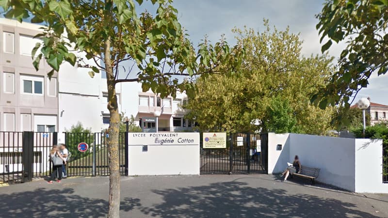 Armé d'un couteau et d'une hache, il a menacé son professeur et plusieurs de ses camarades de classe