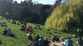 De nombreux Parisiens se sont rendus dans le parc des buttes Chaumont dimanche.