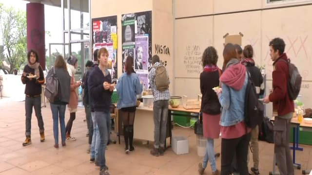 Sous un préau de l'université Paul Valéry à Montpellier vendredi 6 avril.