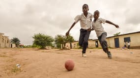 Des enfants jouent au foot dans la banlieue de Kinshasa, en République démocratique du Congo, en juin 2014. (photo d'illustration) 