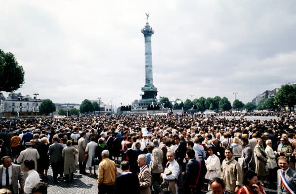 Des manifestants du mouvement "école libre" défendent les écoles privées, place de la Bastille à Paris, le 24 juin 1984