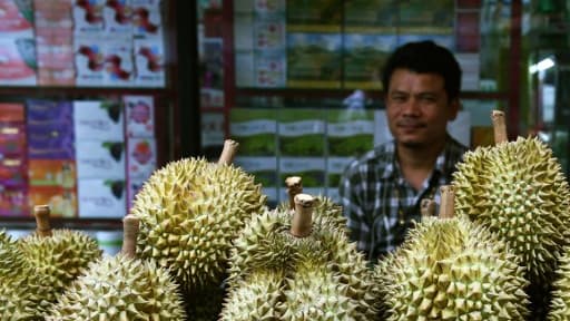 Un vendeur de fruits prépare un durian, à Bangkok le 1er juin 2018