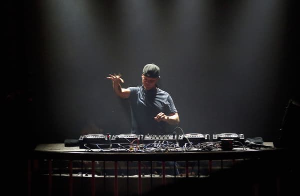 Le DJ Avicii sur scène à San Francisco (Californie, États-Unis), le 7 février 2016.