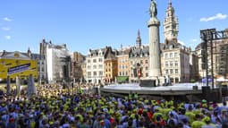 Les fans attendent les coureurs du Tour de France pour la présentation le 3 juillet 2025 sur la Grand'Place à Lille 