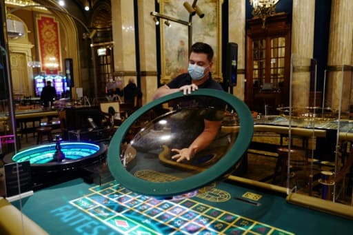 Un employé nettoie une
roulette avant la réouverture du casino de Monte-Carlo, le 4 juin 2020 à Monaco Un employé nettoie une
roulette avant la réouverture du casino de Monte-Carlo, le 4 juin 2020 à Monaco
