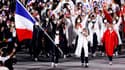 Clarisse Agbégnénou portant le drapeau français aux JO 2021