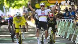 Tadej Pogacar remportant la 4e étape du Tour de France à Rouen, le 8 juillet 2025