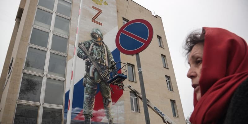 Une femme passe devant un poster à la gloire de l'armée russe à Sébastopol (Crimée), le 23 avril 2022