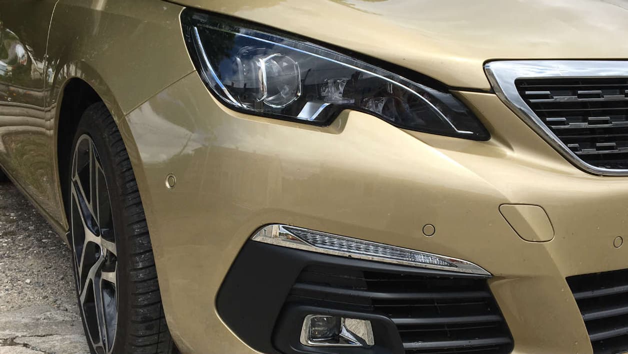 La calandre intègre des ailettes chromées, les optiques disposent désormais d'une signature à LEDs. La calandre intègre des ailettes chromées, les optiques disposent désormais d'une signature à LEDs.
