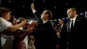 François Hollande en meeting à Lyon, jeudi soir. Le candidat socialiste à la présidentielle a refusé vendredi d'entrer la "surenchère" avec Nicolas Sarkozy, qui l'accuse d'avoir attisé les incidents survenus jeudi à Bayonne au passage du président-candida