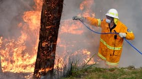 Un pompier à la lutte contre les flammes, près de Sydney.