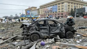 Les dégâts sur la place devant la préfecture régionale de Kharkiv touchée par des bombardements russes, le 1er mars 2022