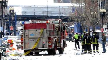 Les pompiers de Boston sur les lieux du drame, lundi.