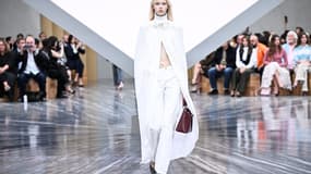 Un mannequin présente une création Dior pour la collection Prêt-à-porter Femme Printemps-Été 2026 dans le cadre de la Fashion Week de Paris, à Paris le 1er octobre 2025.