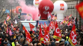 Des manifestants défilent lors d'une manifestation à Paris le 5 décembre 2024, dans le cadre d'une journée d'action et de grève dans le secteur public.