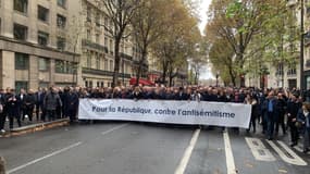 Les politiques en tête de cortège lors de la marche contre l'antisémitisme à Paris, le 12 novembre 2023.