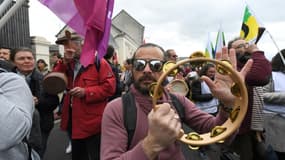 Des manifestants rassemblées avant la visite du président Emmanuel Macron, le 25 avril 2023 à Vendôme, dans le Loir-et-Cher