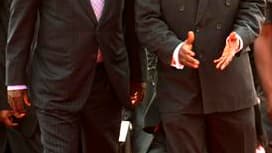 Quatre dirigeants africains (ici le Premier ministre du Kenya, Raila Odinga (à gauche) avec Gilbert Aké, le Premier ministre nommé par Laurent Gbagbo) représentant la Cédéao et l'Union africaine sont arrivés lundi à Abidjan pour discuter avec Laurent Gbag