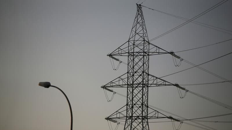 Quelque 144.000 foyers étaient privés d'électricité samedi en France en raison des vents violents et des orages qui se sont abattus dans la nuit dans une grande partie du pays. /Photo d'archives/REUTERS/Javier Barbancho