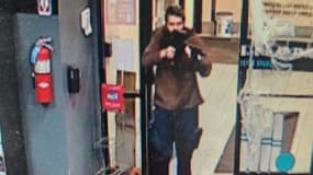 Une video-surveillance montrant l'auteur de la fusillade à Lewiston dans le Maine.