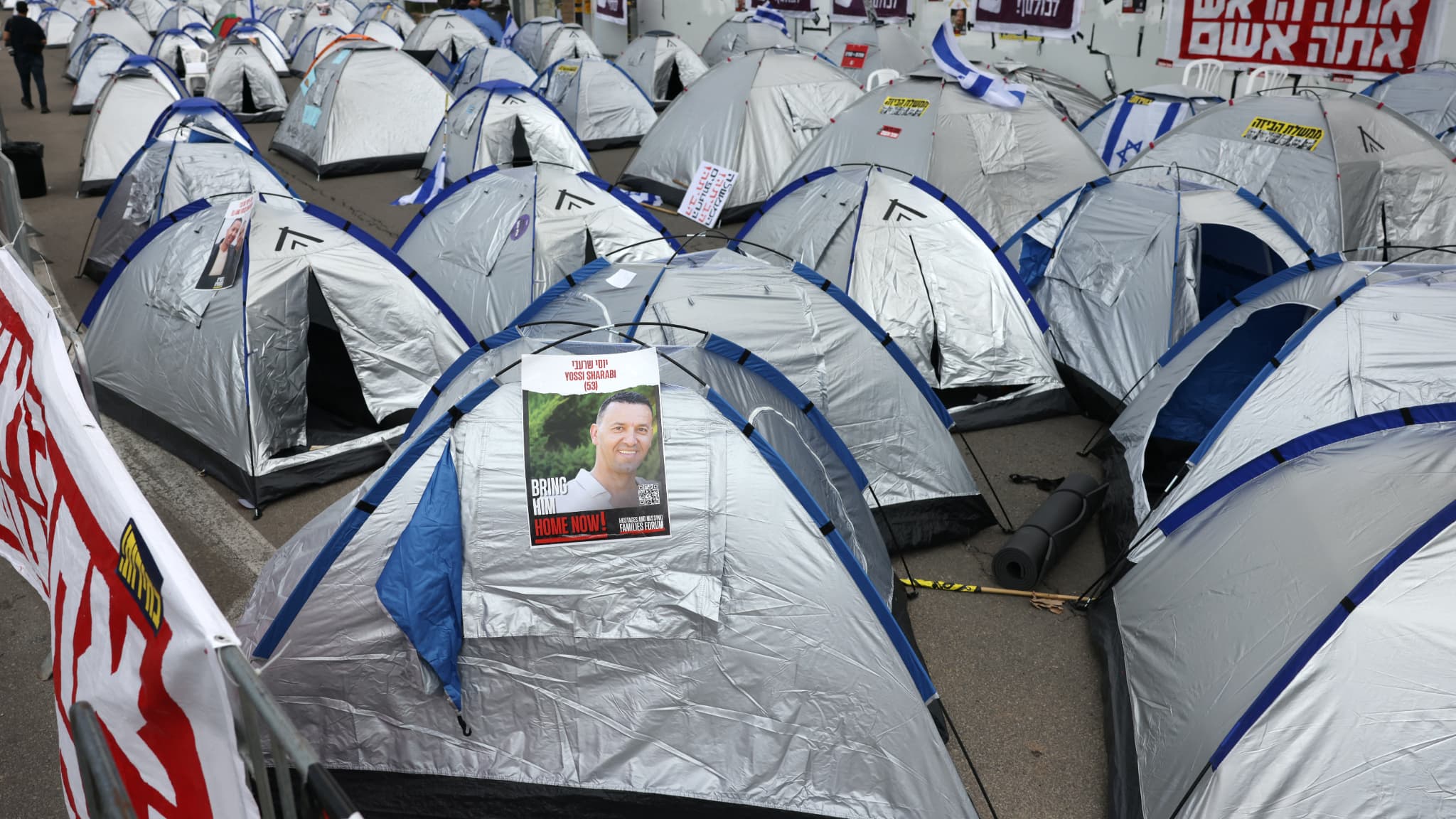 Des tentes installées par des manifestants israéliens près du Parlement, le 2 avril 2024 Des tentes installées par des manifestants israéliens près du Parlement, le 2 avril 2024
