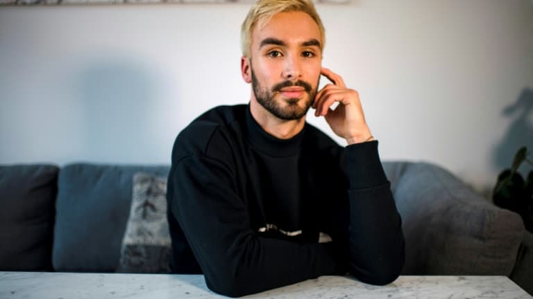 Le patineur artistique Guillaume Cizeron dans son appartement le 30 avril 2021 à Montréal au Canada.