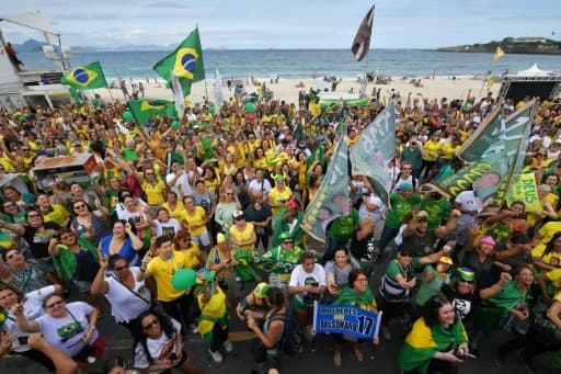 Des Brésiliens manifestent leur soutien au candidat de l'extrême droite à la présidentielle Jair Bolsonaro à Rio de Janeiro, le 29 septembre 2018