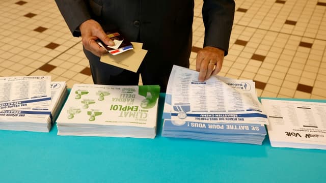 Dans un bureau de votes à Cucq, dans le Pas-de-Calais, le 20 juin 2021