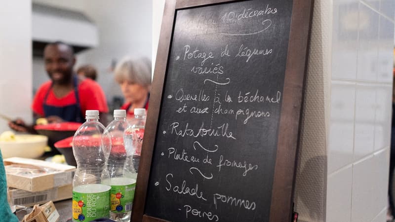 Chaque convive - le restaurant peut en accueillir trente - doit aider en cuisine, débarrasser, passer un coup sur la table ou faire la plonge.