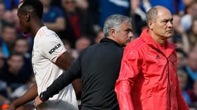 José Mourinho passe devant Paul Pogba