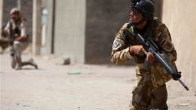 Opération menée par des soldats irakiens mardi à Bassorah, dans le sud-est du pays. L'Irak a dit avoir retrouvé sa souveraineté avec la fin des opérations de combat américaines, mardi, s'estimant à même de relever tous les défis pour sa sécurité qui pourr