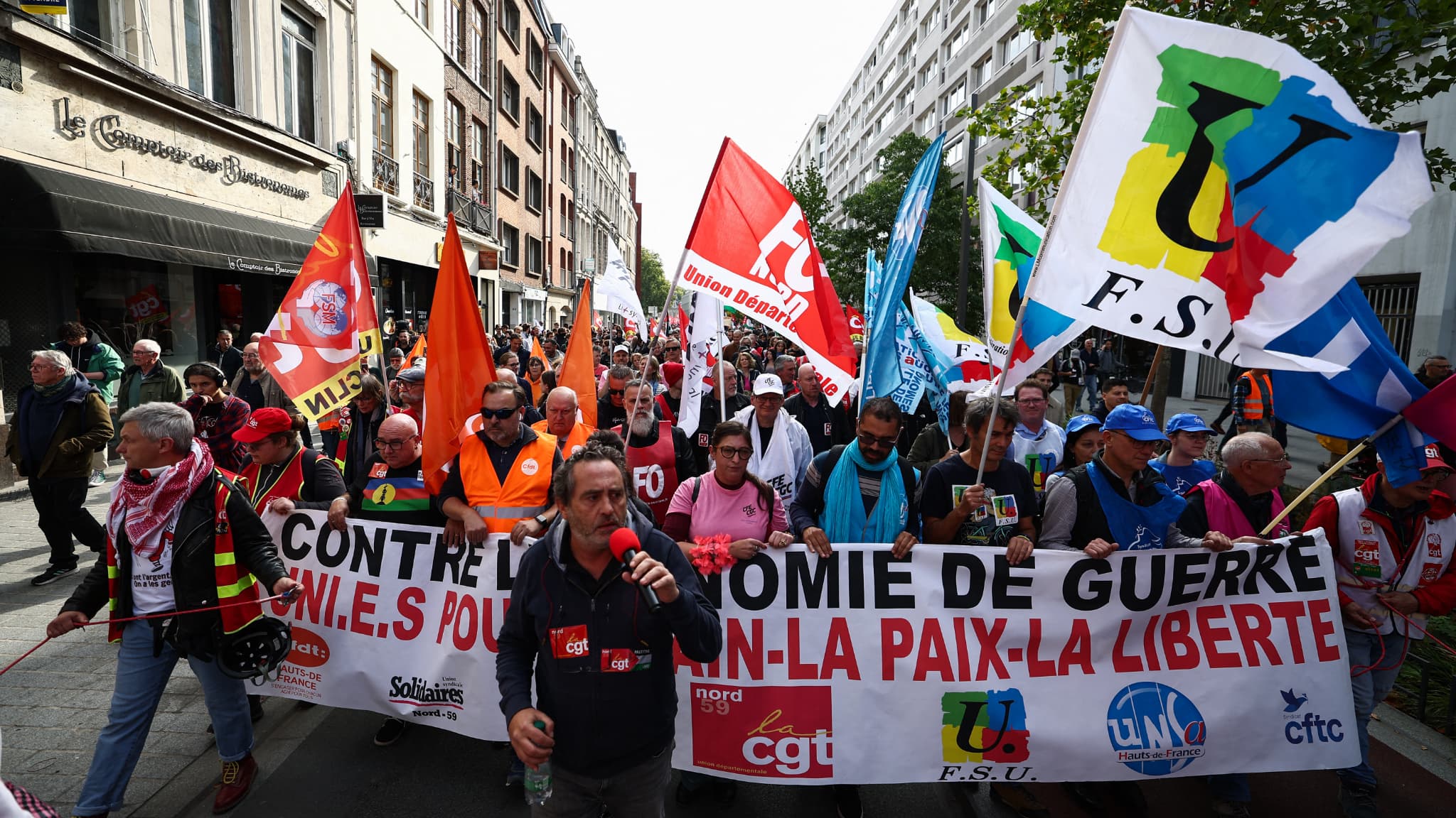 GRÈVE DU 2 OCTOBRE: LA CGT ANNONCE "PRÈS DE 600.000" MANIFESTANTS EN FRANCE, 195.000 SELON LE MINISTÈRE DE L'INTÉRIEUR