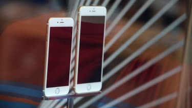 Deux modèles d'iPhone.