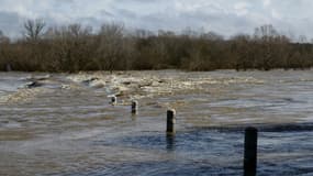 Le pont submersible de Dions dans le Gard englouti sous les flots du Gardon, le 10 mars 2024