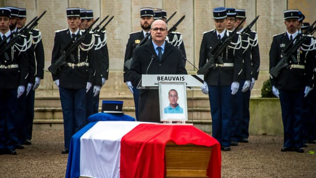 Le ministre de l'Intérieur Bruno Le Roux a rendu hommage le 29 décembre à Beauvais aux trois gendarmes morts dans un accident de la route