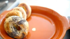 Un bagel aux graines de pavot (Image d'illustration)