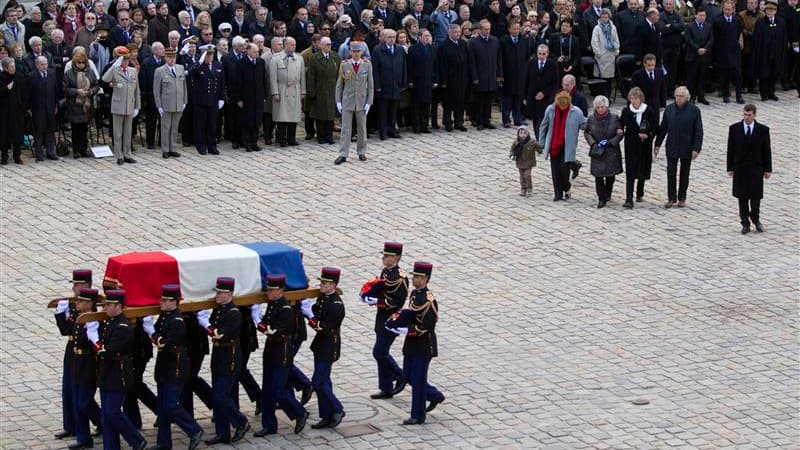 Dans la cour des Invalides, à Paris, cérémonie d'honneurs militaires pour Raymond Aubrac, l'ancien résistant mort la semaine passée à l'âge de 97 ans. Nicolas Sarkozy, François Hollande, François Bayrou et Eva Joly ont assisté à la manifestation. /Photo p