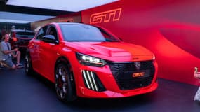 La nouvelle Peugeot e-208 GTi dévoilée au Mans le 13 juin 2025, veille du départ de la course.