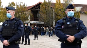 des policiers devant le collège de Samuel Paty. 