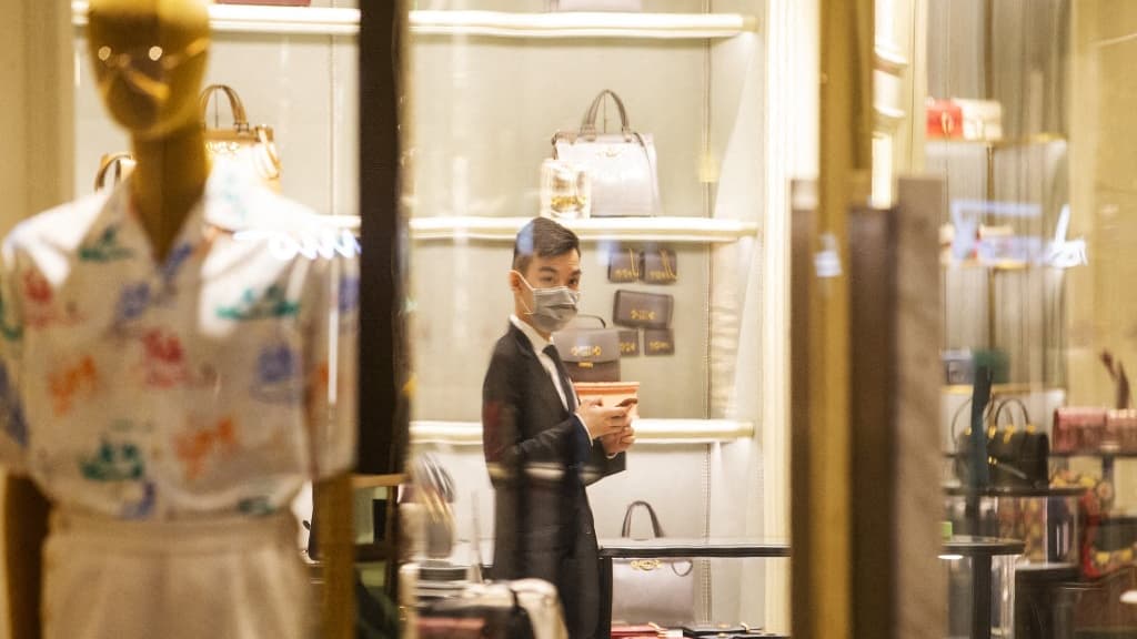 Un vendeur dans une boutique de luxe 