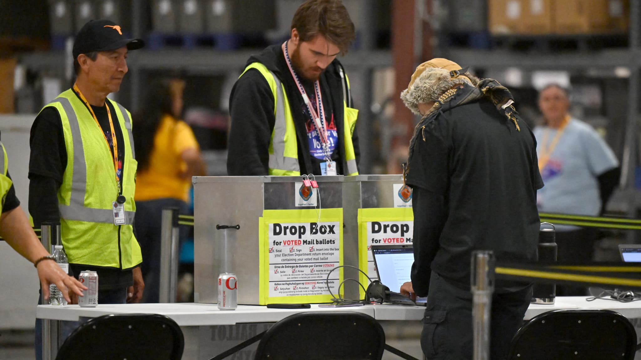 Les travailleurs électoraux reçoivent les bulletins de vote postaux au département électoral du comté de Clark après la fermeture des bureaux de vote le 05 novembre 2024 à North Las Vegas, Nevada.