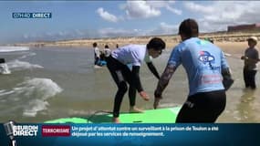 A Lacanau, guidés par une association, les aveugles et malvoyants peuvent pratiquer le surf 