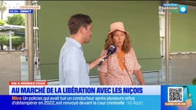 Sandrine, maraîchère présente son stand d'agriculture responsable sur le marché de la Libération