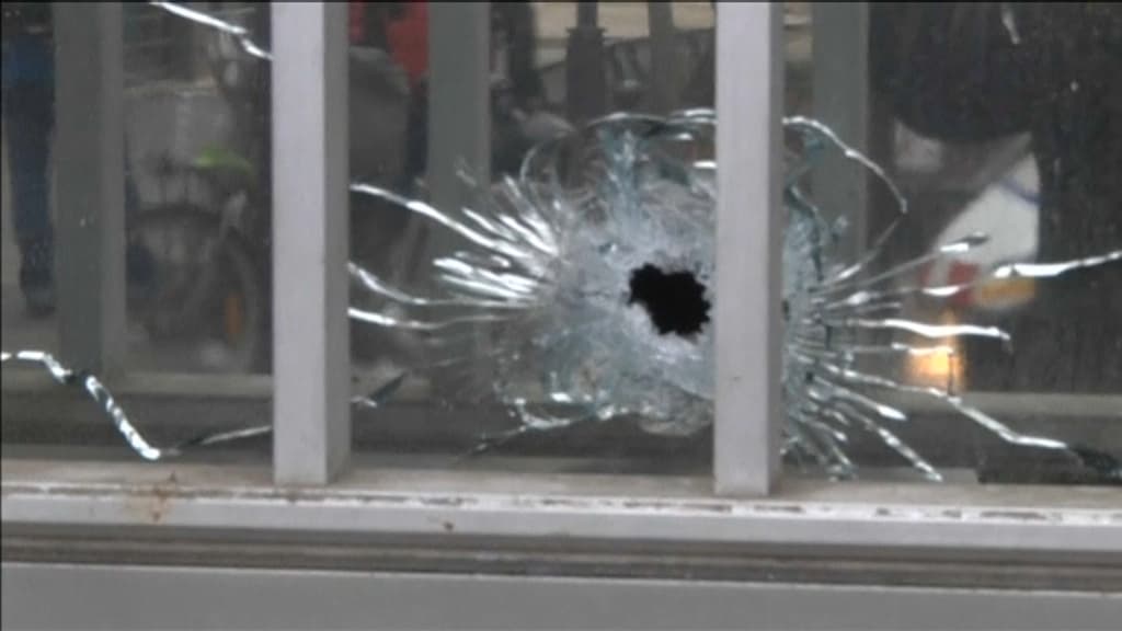 L'impact d'une balla tirée par les frères Kouachi sur un immeuble rue Nicolas Appert à Paris.